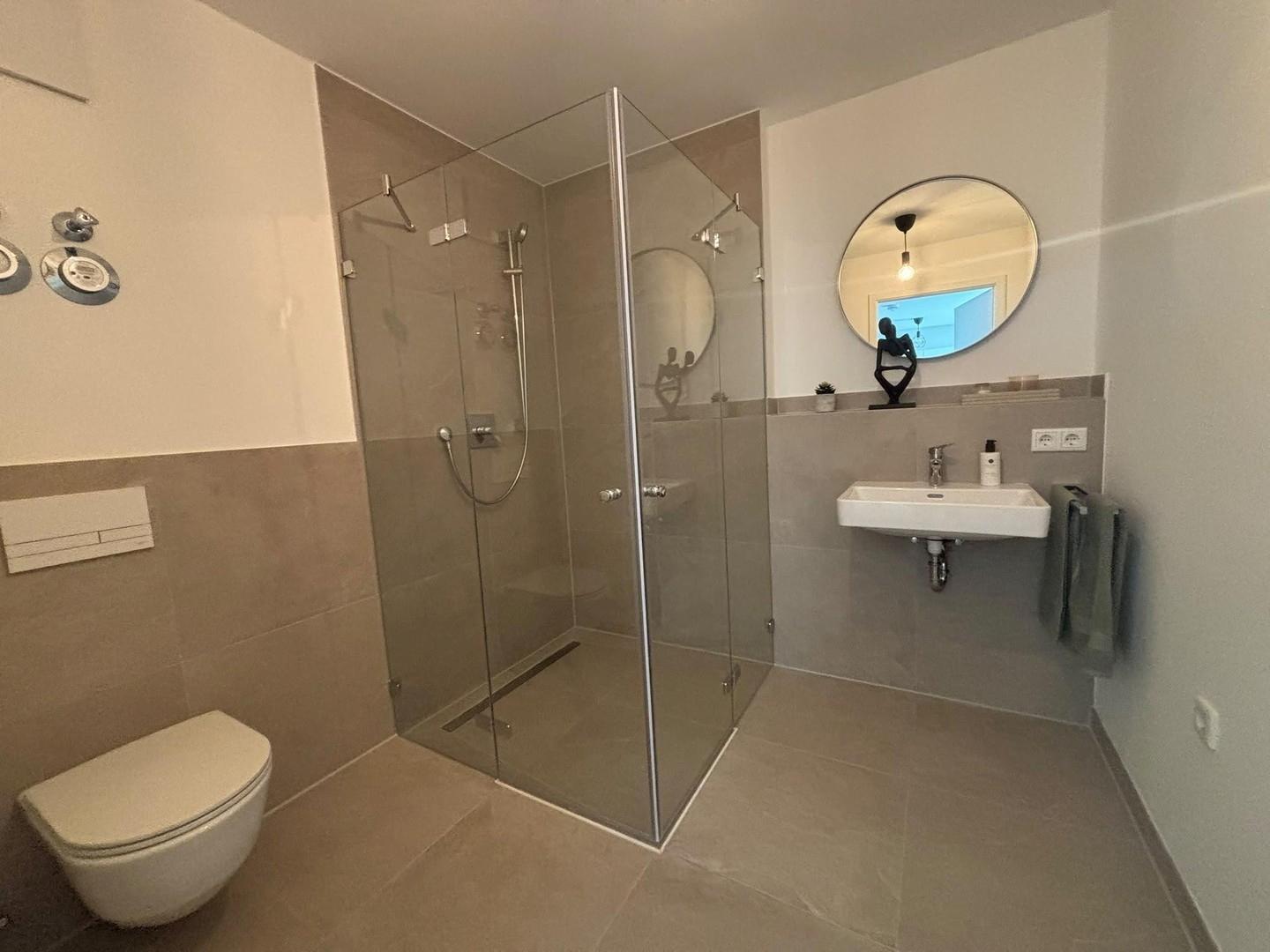 Badezimmer mit Dusche