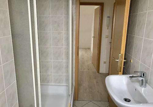 Bad mit Dusche und Fenster