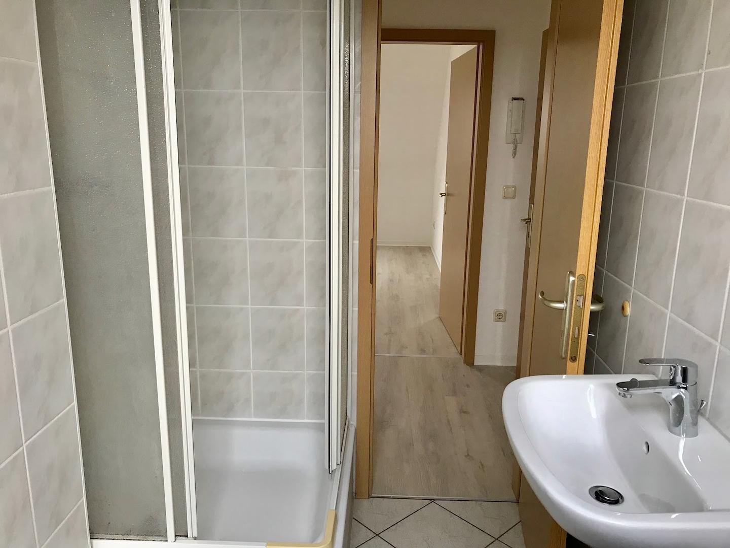 Bad mit Dusche und Fenster