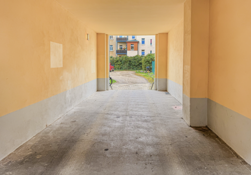 Tordurchfahrt zur Stellplatzanlage