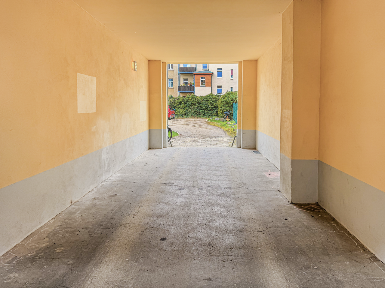 Tordurchfahrt zur Stellplatzanlage