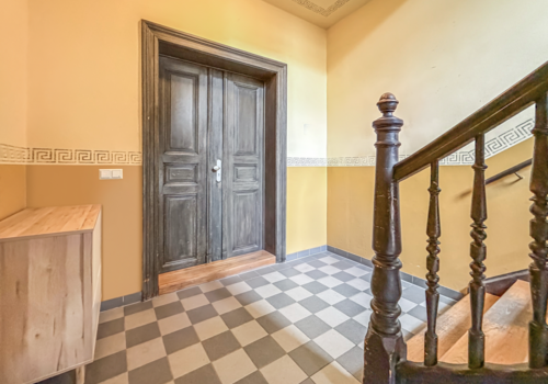 Wohnungseingang im Hochparterre