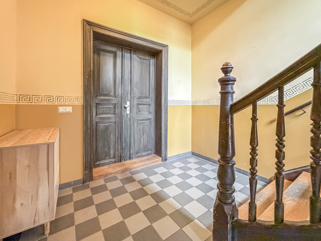 Wohnungseingang im Hochparterre
