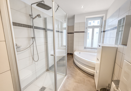 Tageslichtbad mit Dusche u. Wanne