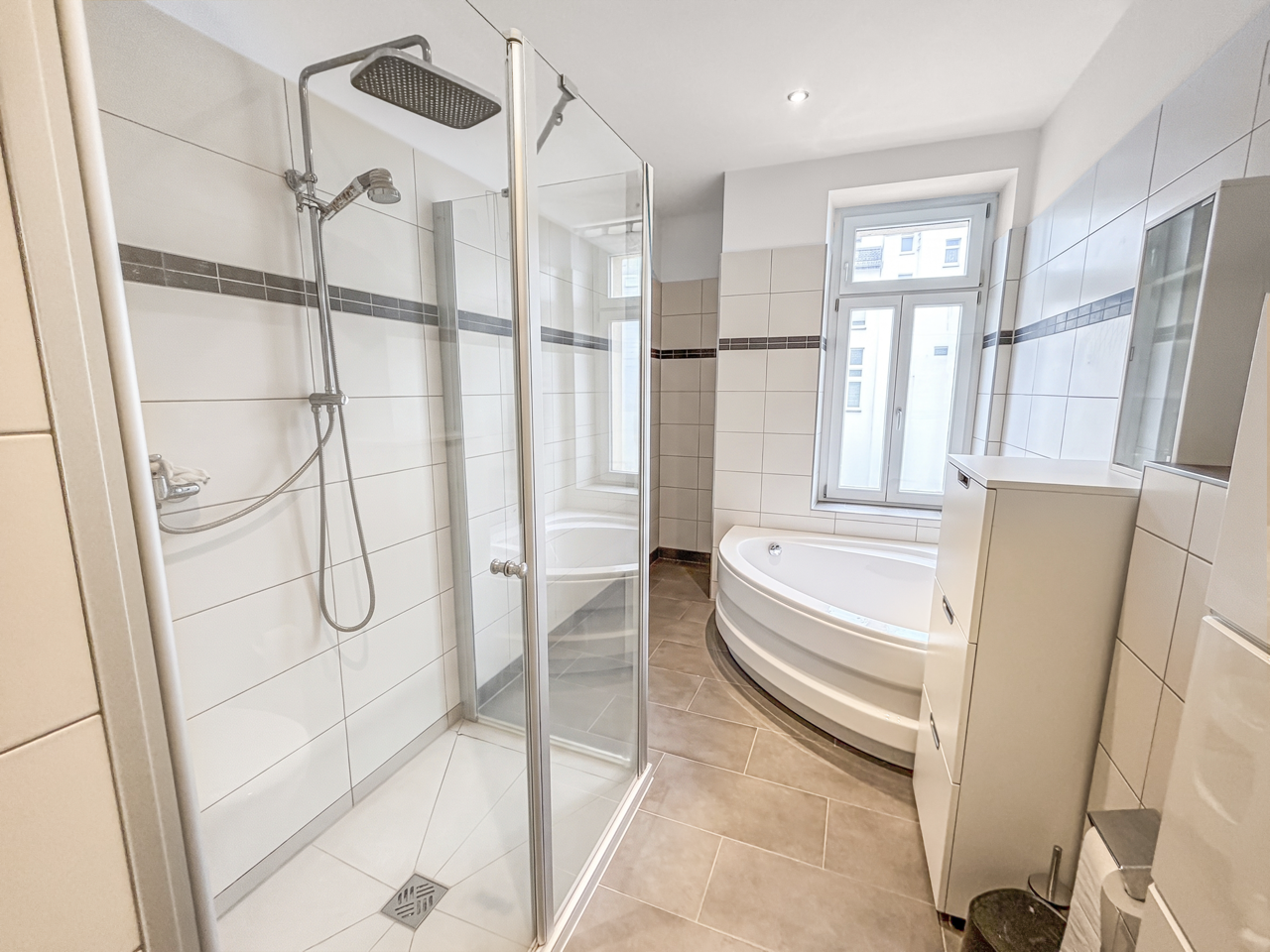 Tageslichtbad mit Dusche u. Wanne