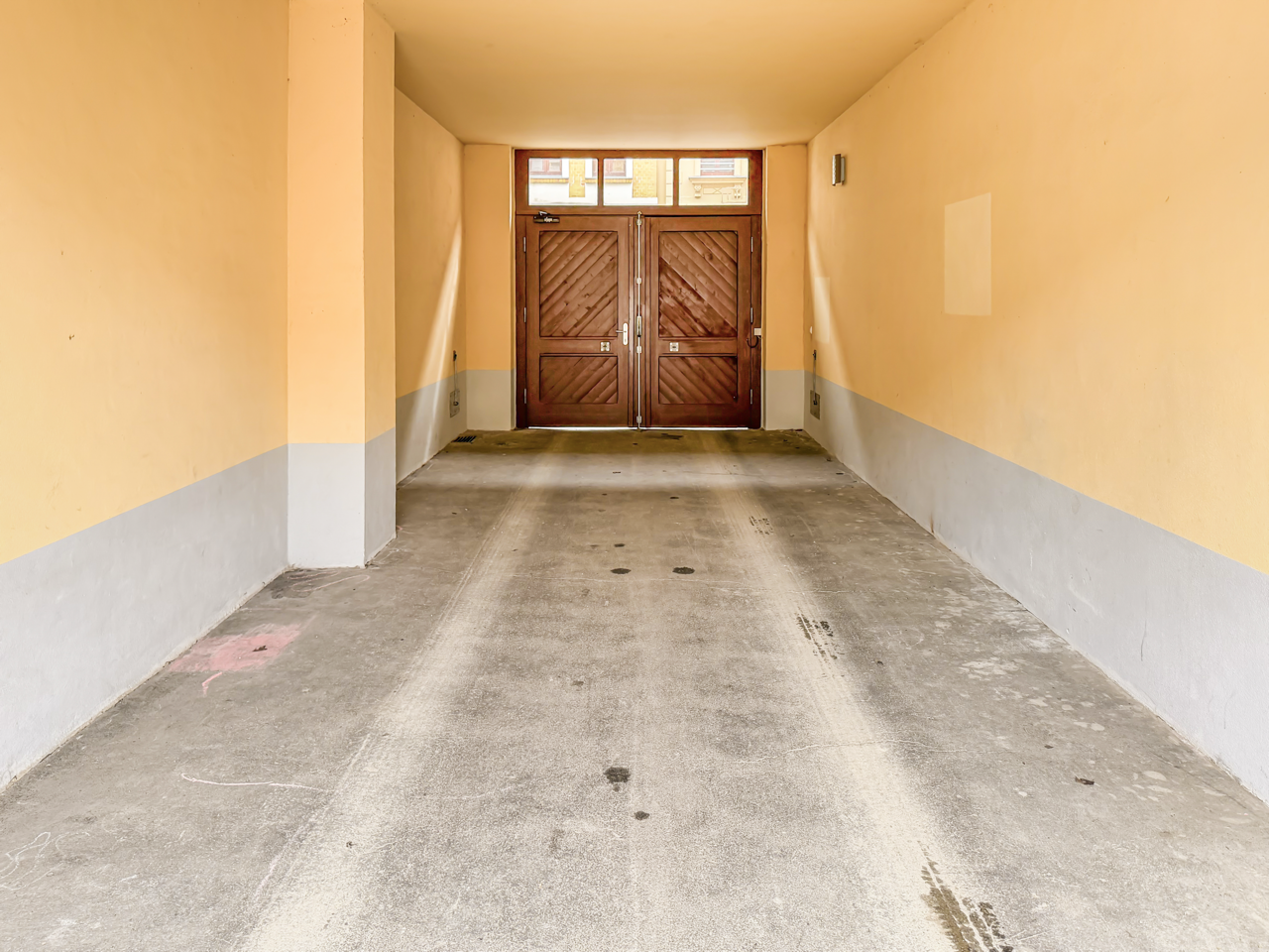 Tordurchfahrt zur Straße