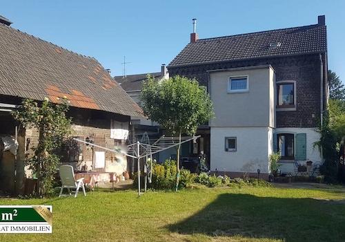 Innenhof und Rückseite vom Einfamilienhaus