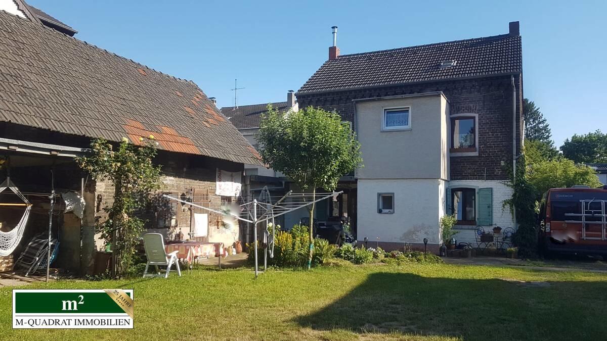Innenhof und Rückseite vom Einfamilienhaus