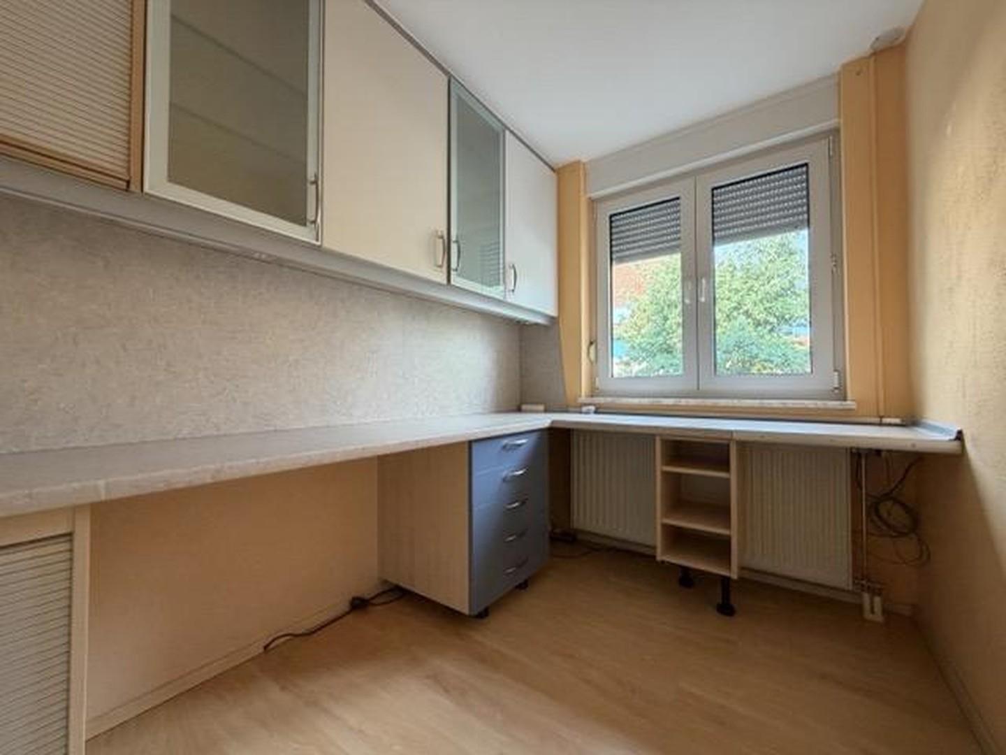4b_Zimmer Büro L-förmig Einbau
