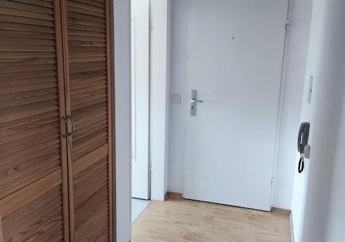 Flur mit Wohnungstür