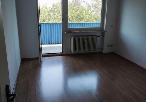 Wohnzimmer mit Balkonzugang