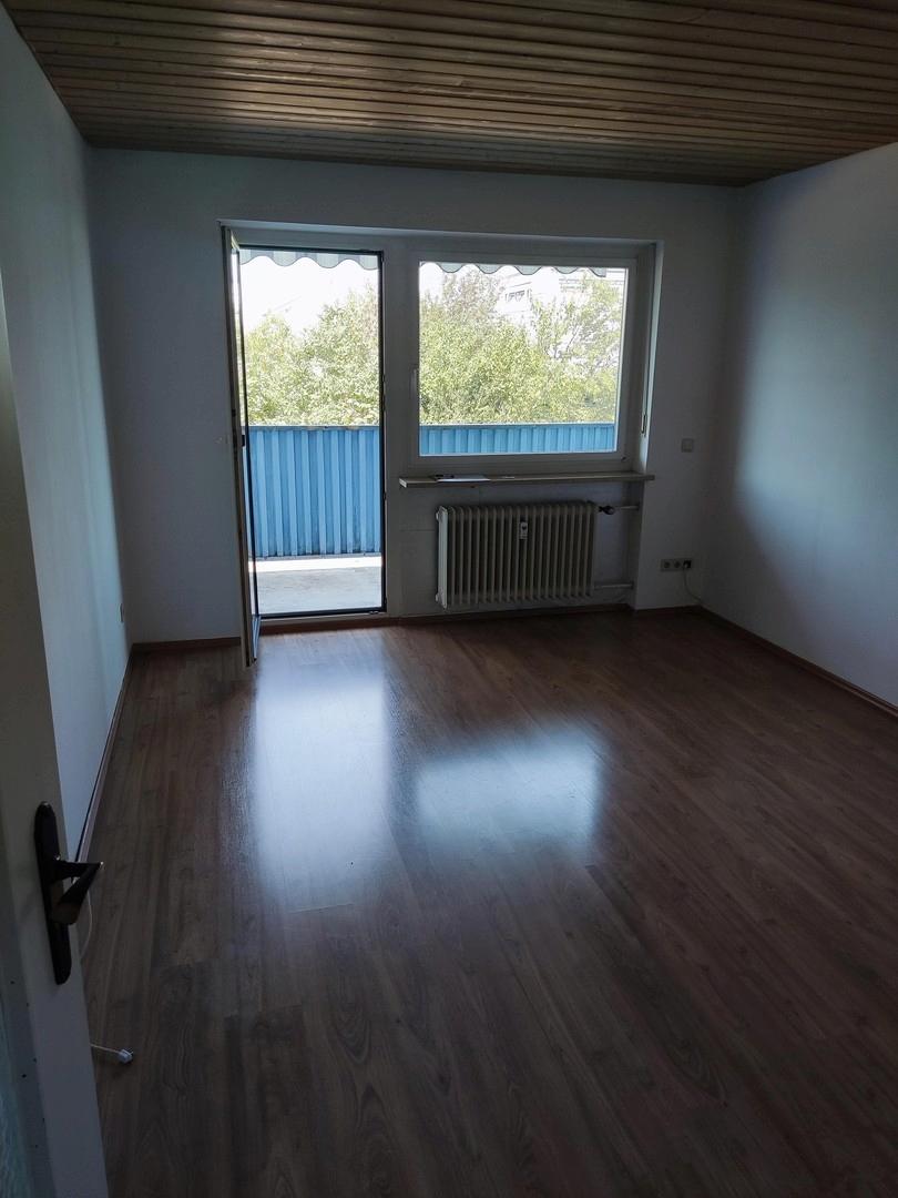 Wohnzimmer mit Balkonzugang