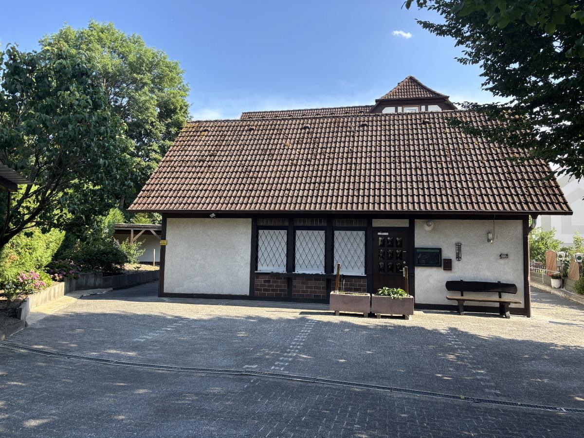 Gaststätte,Parkplätze und Garage