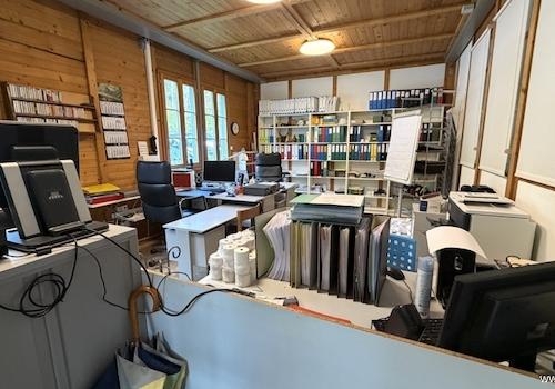 Mittleres Gebäude "Far West" Büro
