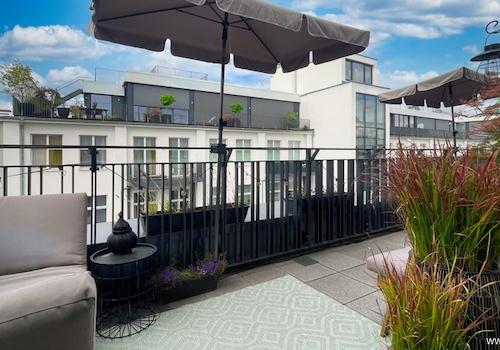 Terrace courtyard side