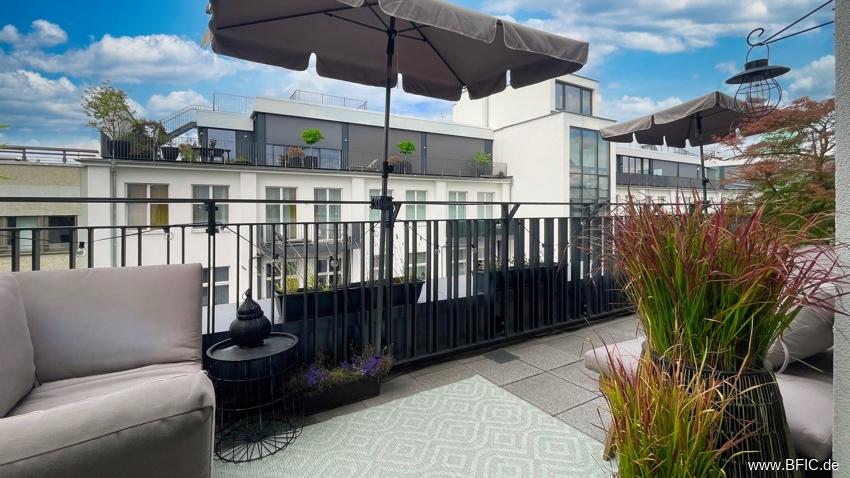 Terrace courtyard side