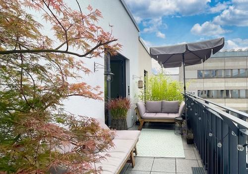 Terrace courtyard side