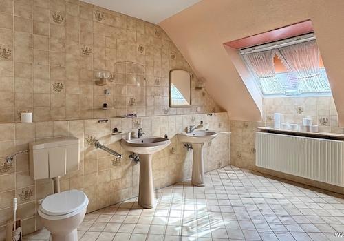 OG Bad mit Wanne, Dusche