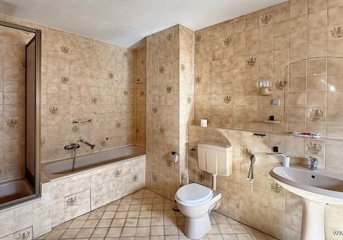 OG Bad mit Wanne, Dusche
