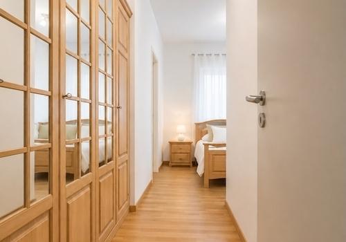 grosses Schlafzimmer b