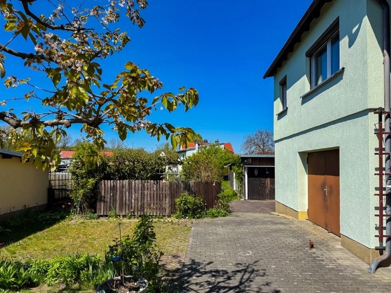 Zu Garage und Garten