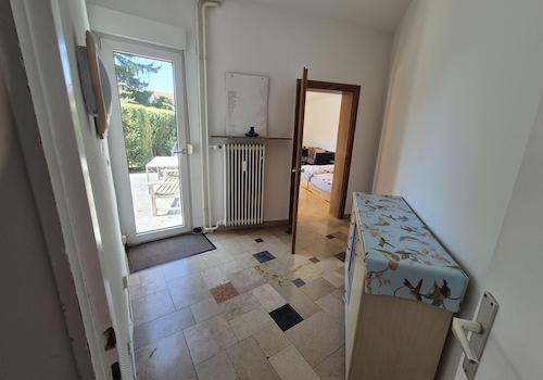 Flur mit Tür zum Garten