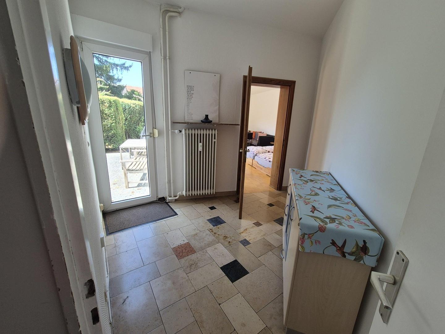 Flur mit Tür zum Garten