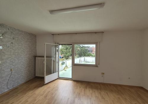 Wohnzimmer mit Balkon