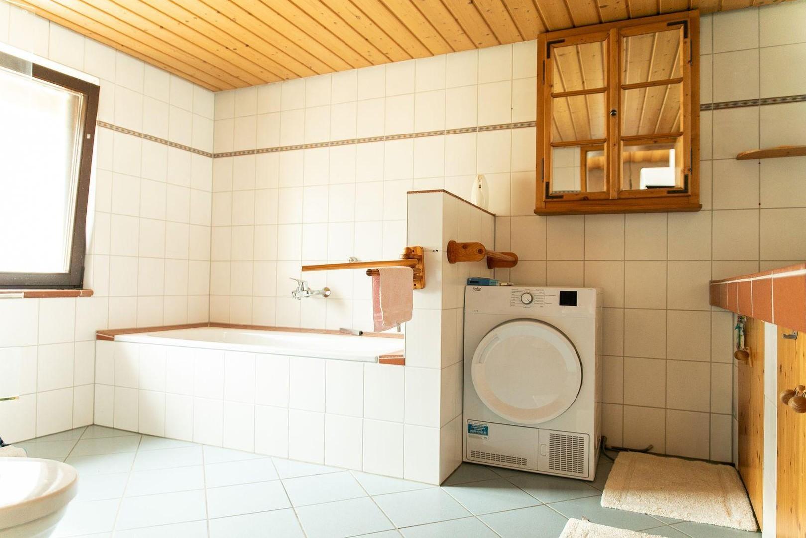 Bad OG mit Wanne Dusche 