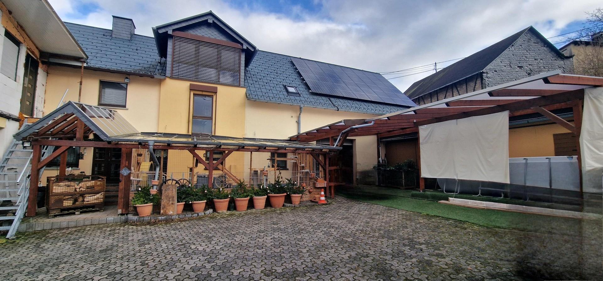 Hof mit überdachter Terrasse