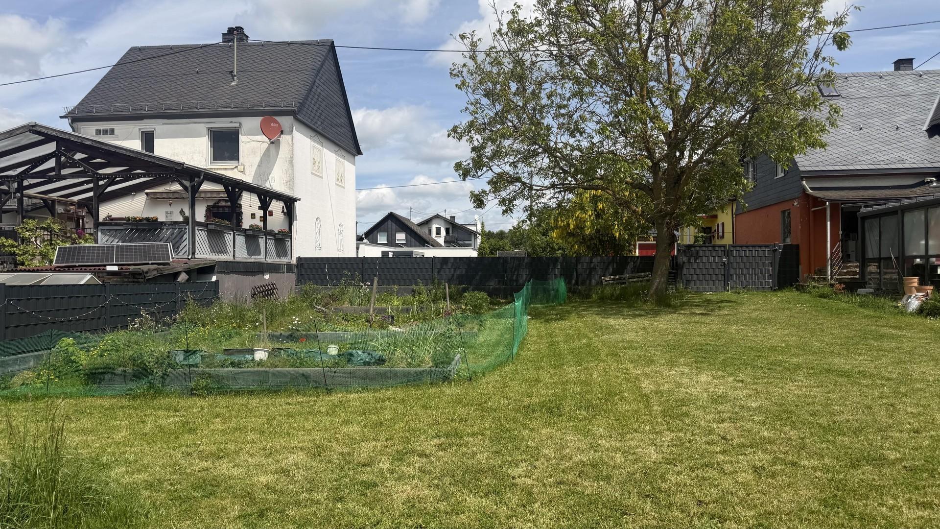 18 - Garten mit Hochbeeten