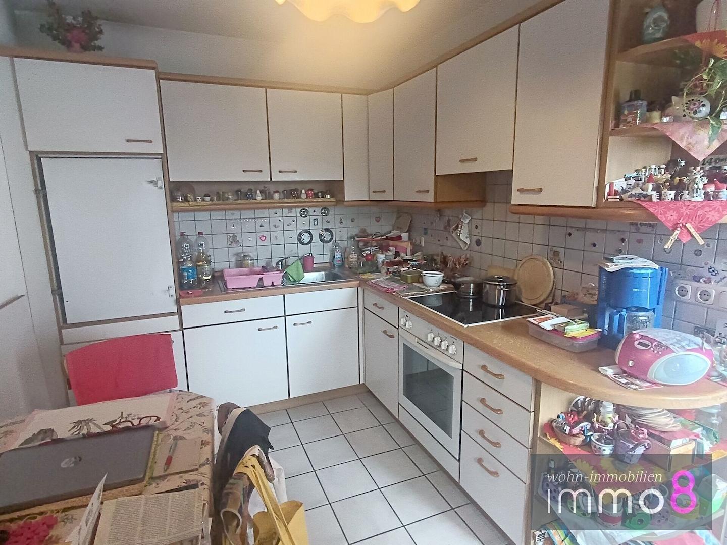 helle Küche und Esszimmer in Einem