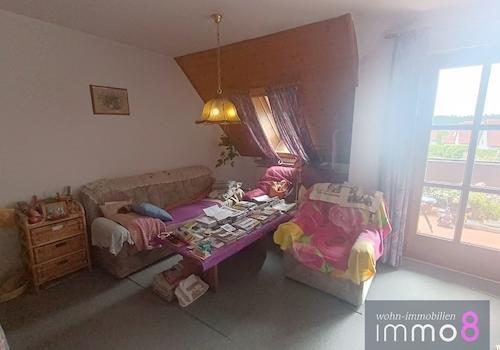 Wohnzimmer mit Zugang zum Balkon
