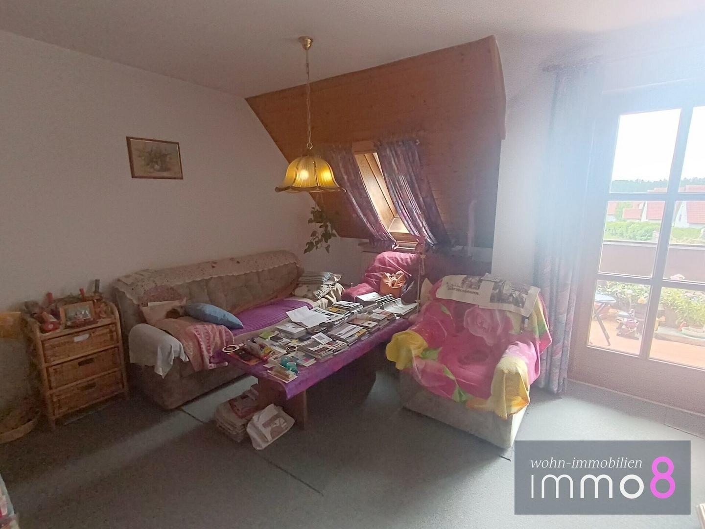 Wohnzimmer mit Zugang zum Balkon