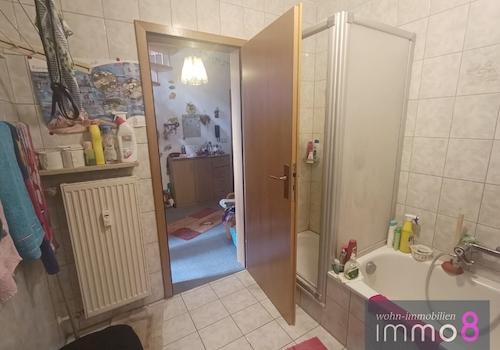 Bad mit Wanne und Dusche