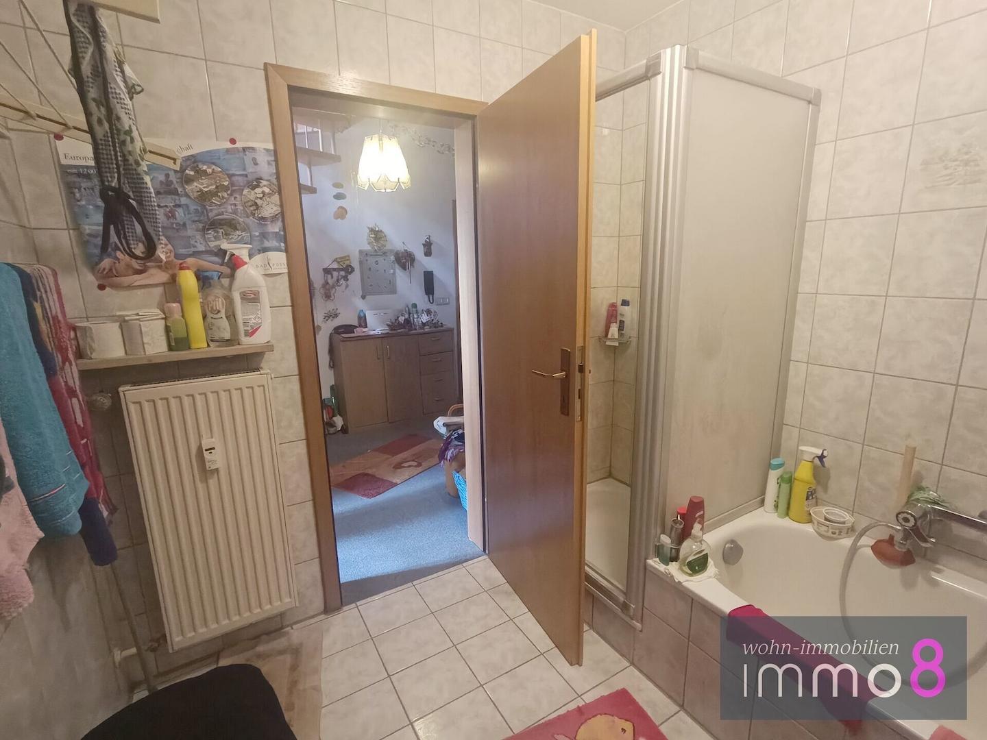 Bad mit Wanne und Dusche