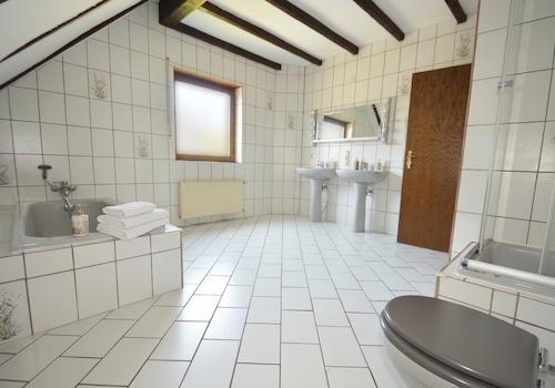 Bad im Dachgeschoss