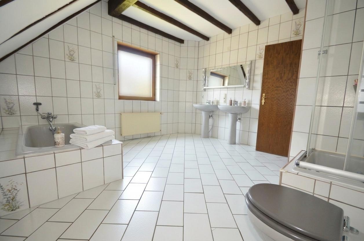 Bad im Dachgeschoss