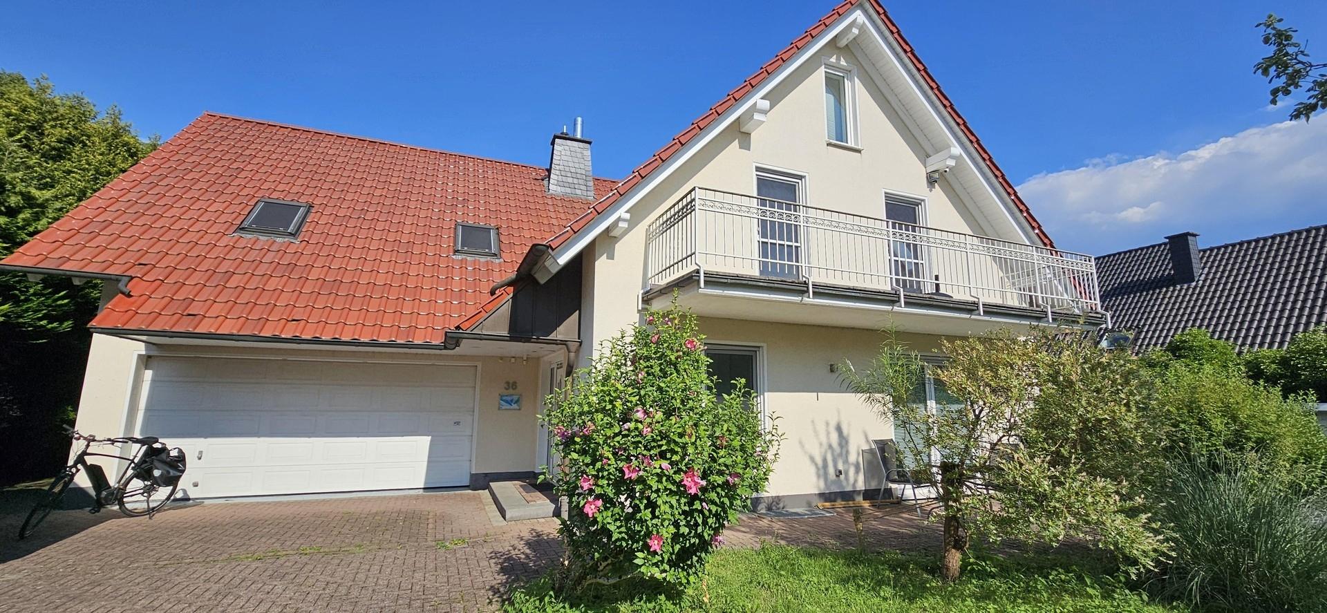 Frontansicht, kleine Terrasse