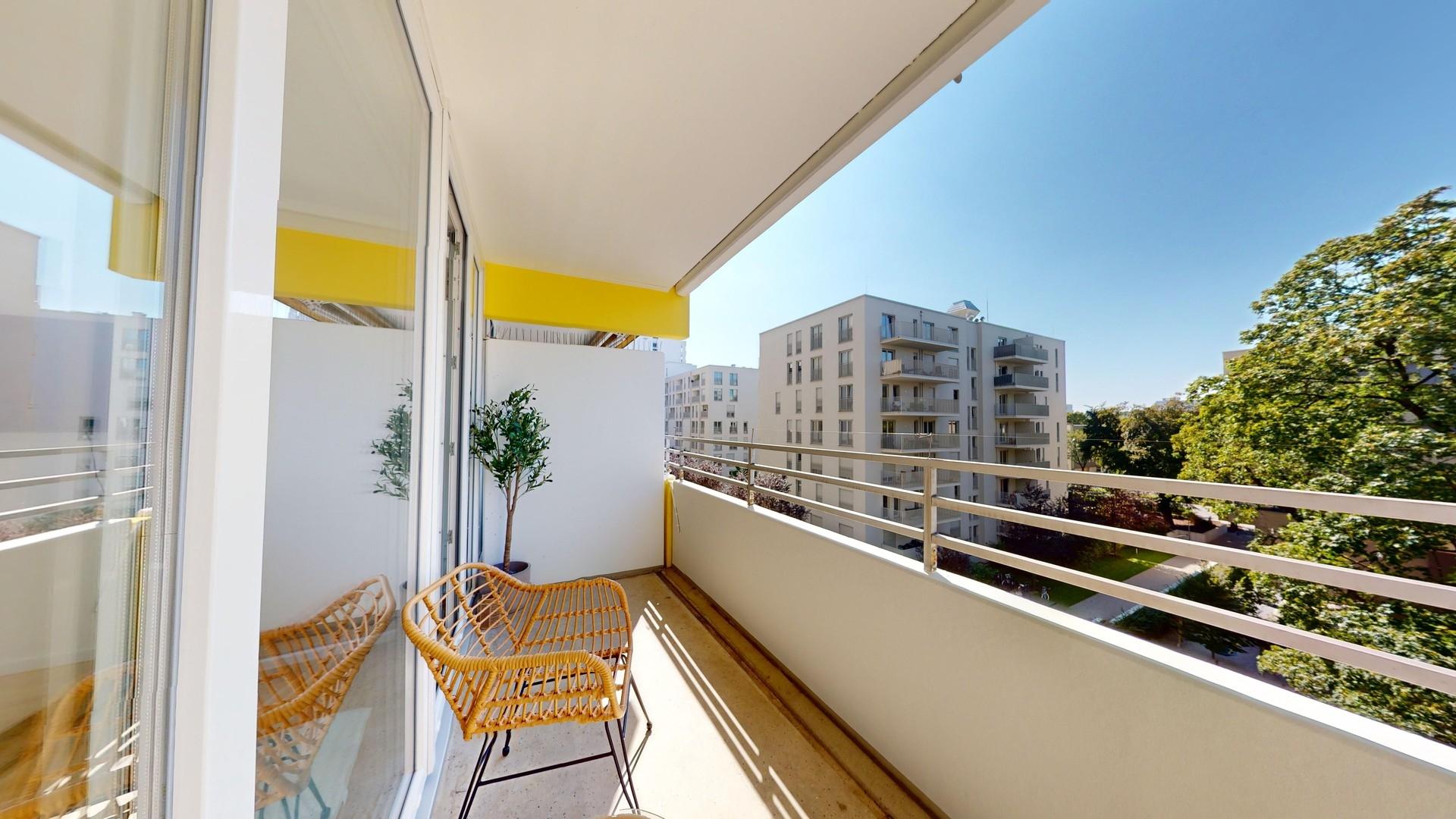 großer Balkon mit Sonnenlicht