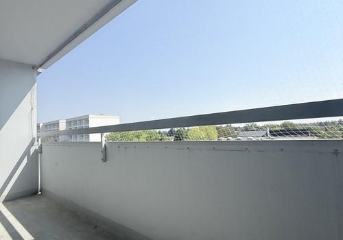 großer sonniger Balkon