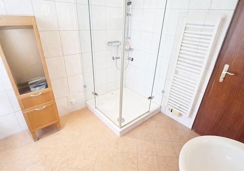 EG Bad mit Dusche und Handtuchheizung