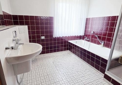 OG Bad mit Wanne + Dusche