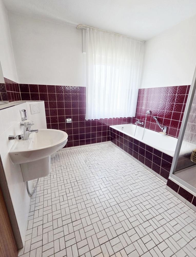 OG Bad mit Wanne + Dusche