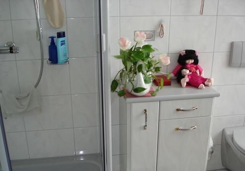 Bad mit Dusche, WC