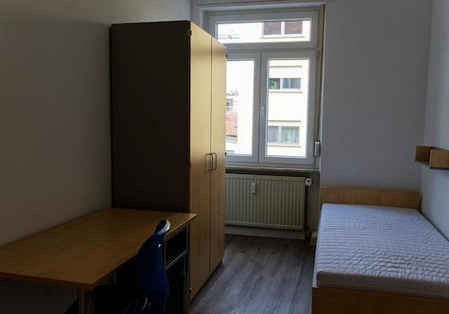 Eines der Bewohnerzimmer