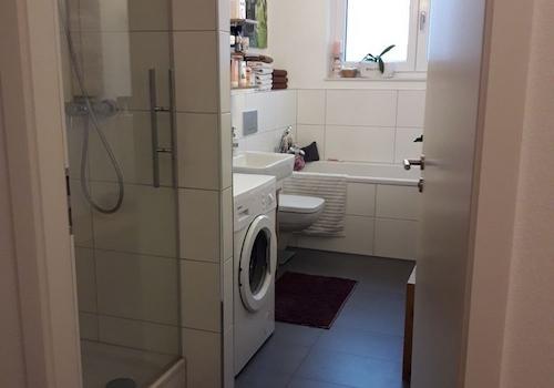 Bad mit Dusche und Wanne