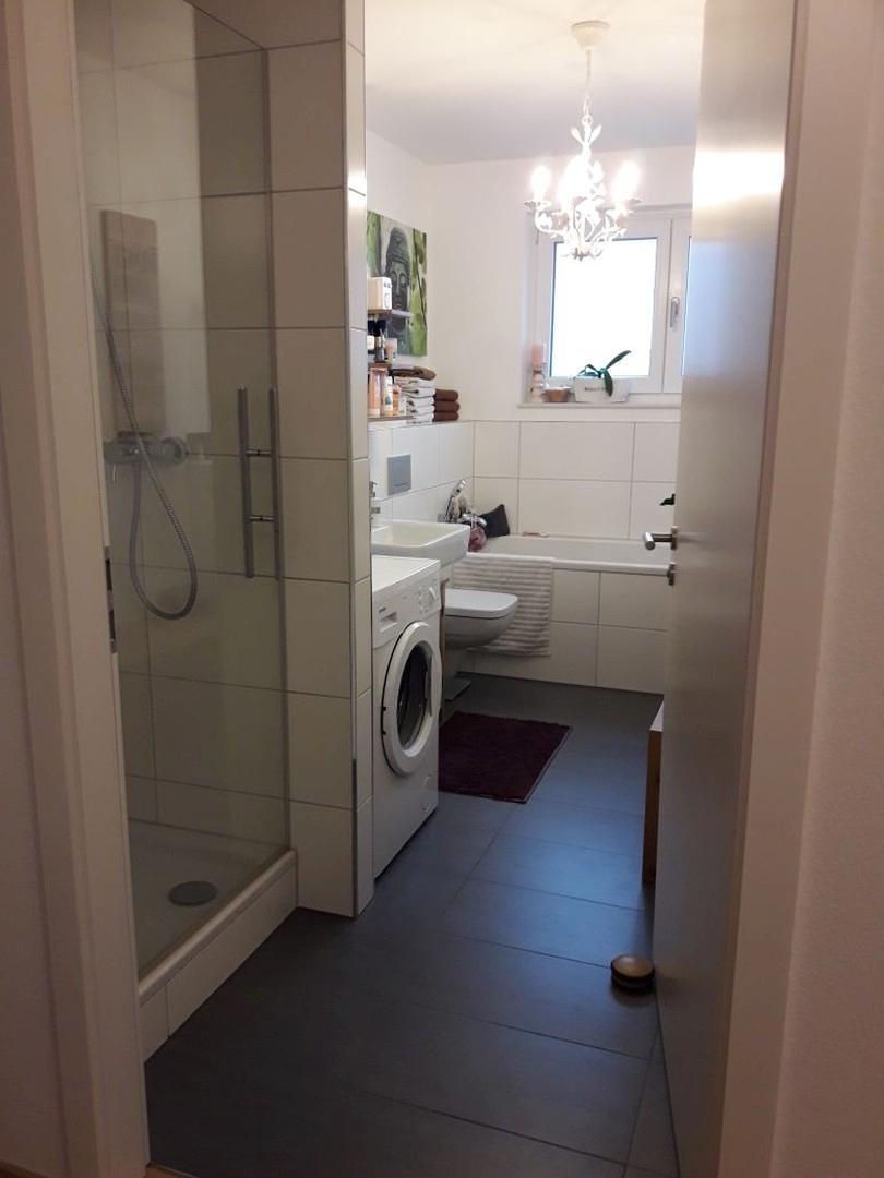 Bad mit Dusche und Wanne