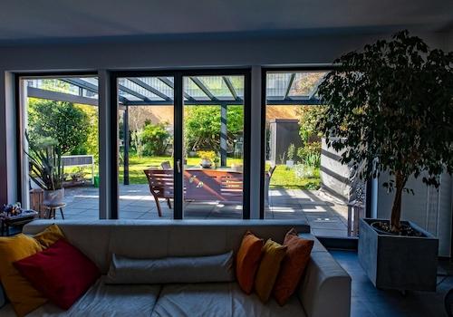 Blick Wohnzimmer in Garten ff.