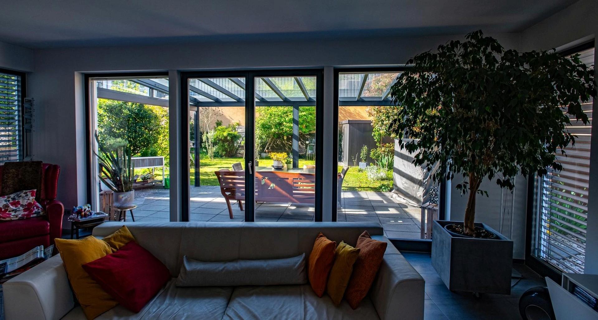Blick Wohnzimmer in Garten ff.